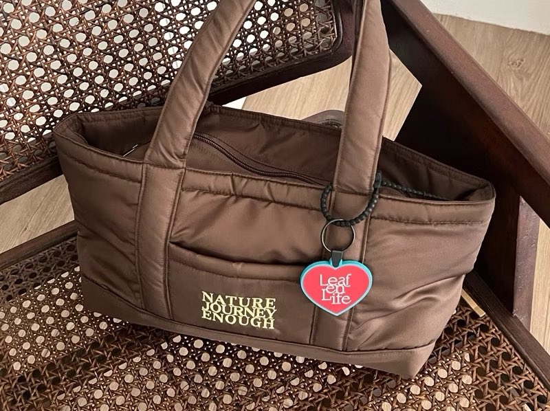 sonhosaurus's tweet image. 🦫 ⸝ ⸝ ⸝ รวมกระเป๋าโทนน้ำตาลแบรนด์ไทยมาให้ สามารถใส่ไอแพดได้ เอาไว้สะพายไปเรียนหรือทำงานได้เลย ราคา 600-1500 คั้บบ 🛌🪹 ✿