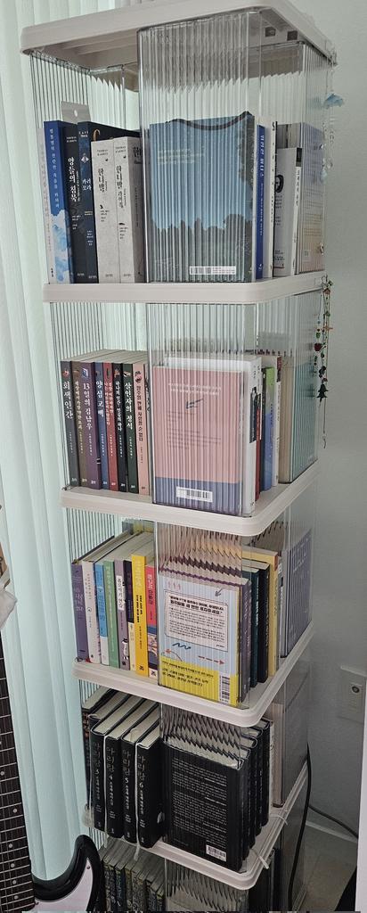 이거 내가 쓰는건데!!!
이 책장 좋아요
근데 두꺼운 책 많은 사람은 200권이 아니라
140권? 정도가 최대임