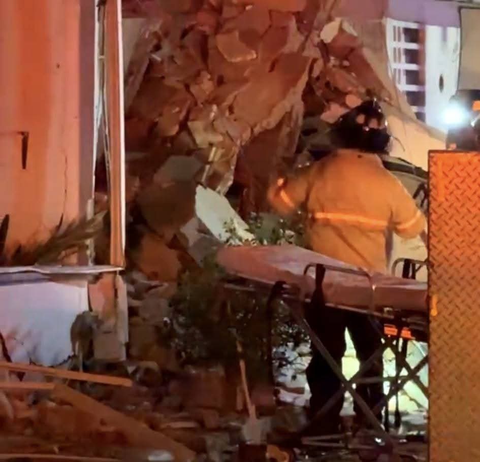 #Durango 🚨⚠️ #ULTIMAHORA EXPL0S1ÓN DE TANQUE DE GAS EN FRACC. FIDEL VELÁZQUEZ

✅ Una fuerte explosión sacudió el fraccionamiento Fidel Velázquez esta noche, causando un gran impacto en al menos 2 kilómetros a la redonda.

✅ LOS CUERPOS DE EMERGENCIA SE ENCUENTR4N EN EL LUGAR