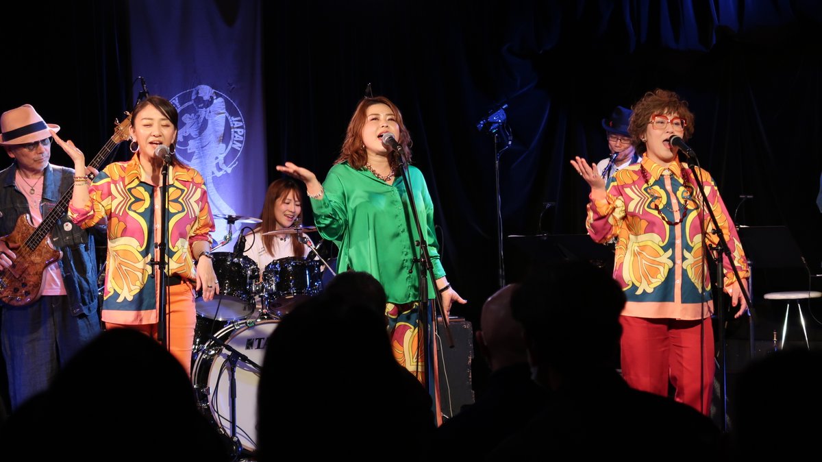 Casiopea_staff's tweet photo. 昨夜は #ナルチョ の #Fun9loud ライブでした〜♪
懐かしのFunk ナンバーから演歌まで、
ハーモニーが美しい、力強いラップ、ドラマーのダンス、ホーンセクションもカッコイイなどなど魅力がいっぱい過ぎます!
そのグルーヴに自然とノッてしまいます🪩✨
次回ライブは7/25(金)ブルースアレイ、との発表もありました!楽しみに待ちましょう😊😊