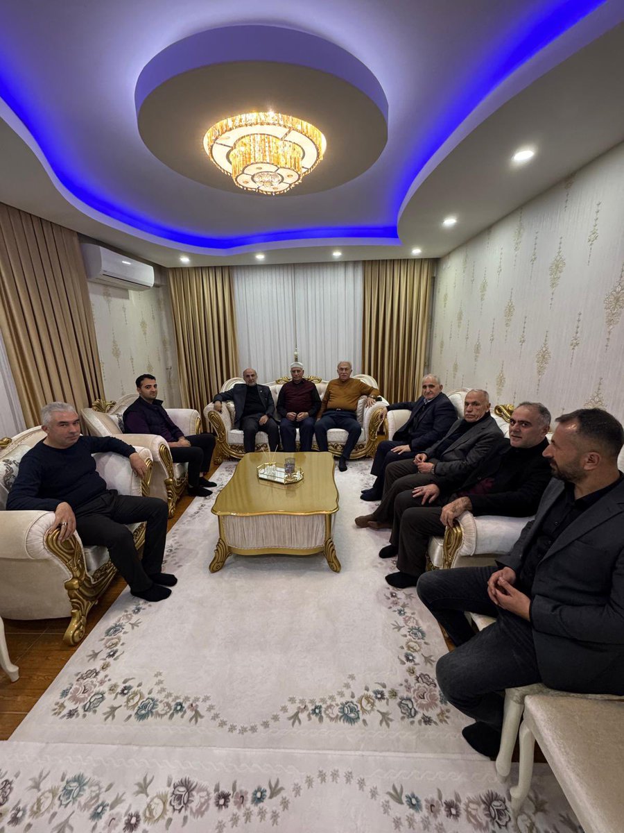 Ziverozdemir's tweet photo. Dava arkadaşlarımız Hacı Şehmus Duran ve Hacı Hasan Duran’ı ziyaret ettik. 

Batmandaki dostlarımıza ve esnaf arkadaşlarımıza misafir olduk. https://t.co/e2H0qQeWe4