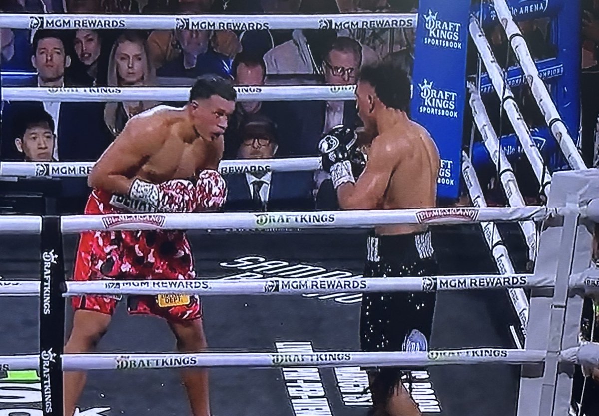 ¡Una verdadera guerra! Benavidez y Morrell brindándose por completo sobre el ring. Estilos distintos que chocan por el gran objetivo. Tras 4 rounds la tengo 38-38 #BenavidezMorrell