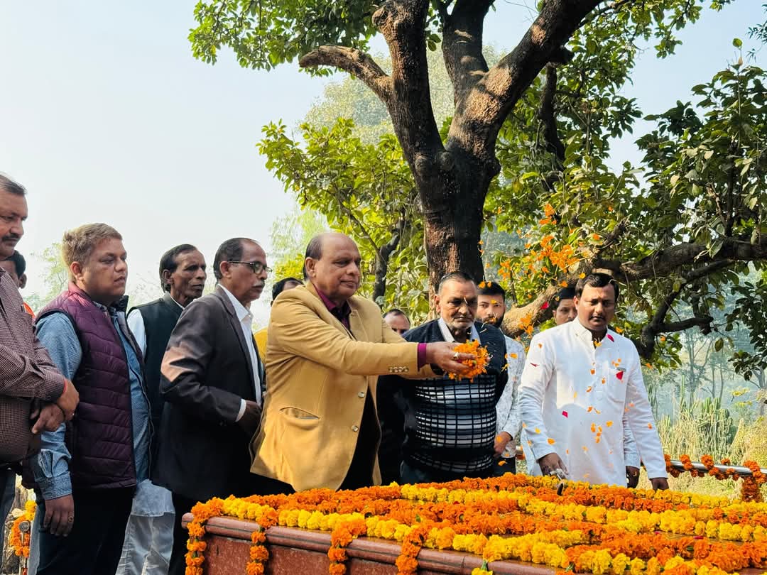 हमारे अभिभावक, मार्गदर्शक आदरणीय चाचा 
#स्व_ब्रम्हा_बख्श_सिंह_गोपाल_जी "पूर्व प्रदेश अध्यक्ष समाजवादी लोहिया वहिनी/पूर्व अध्यक्ष लखनऊ विश्वविद्यालय" के 20वीं पुण्यतिथि पर उनके प्रेरणास्थल पर पुष्प अर्पित कर श्रद्धांजलि अर्पित की...!!

विनम्र श्रद्धांजलि 💐💐
<a href="/yadavakhilesh/">Akhilesh Yadav</a>