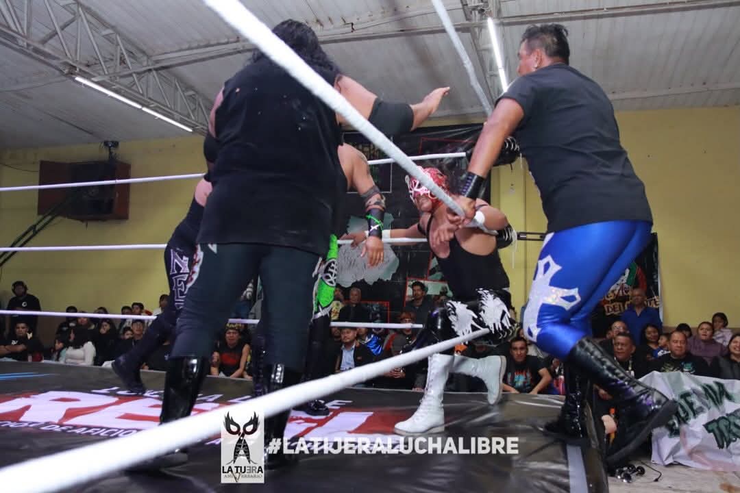 LaTijeraLucha's tweet photo. 🎵🎶🎼Esto es lucha y la primera con dinero en la historia de #PromocionesFreseroJr🎼🎶🎵
En una larga batalla de relevos atómicos, el bando de #Leviatham, #CerebroMaligno, #Epitafio y #NezaKidJr caen ante #Neurosis, #Negociante, #Freelance y #NightFury... https://t.co/dKY6WcE1Bp