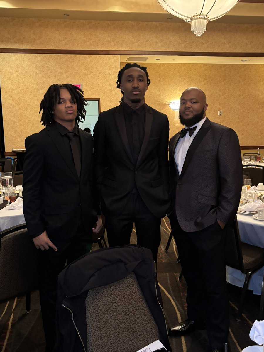 Family that’s forever 🖤
#Blacktieaffair