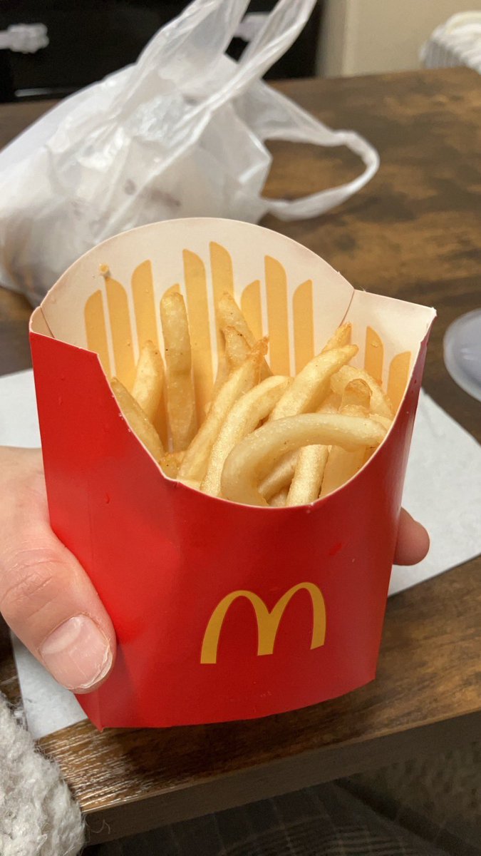 wanotg's tweet photo. マクドナルドはポテトってこんなやったっけ(-.-;) https://t.co/DAss19snJ9