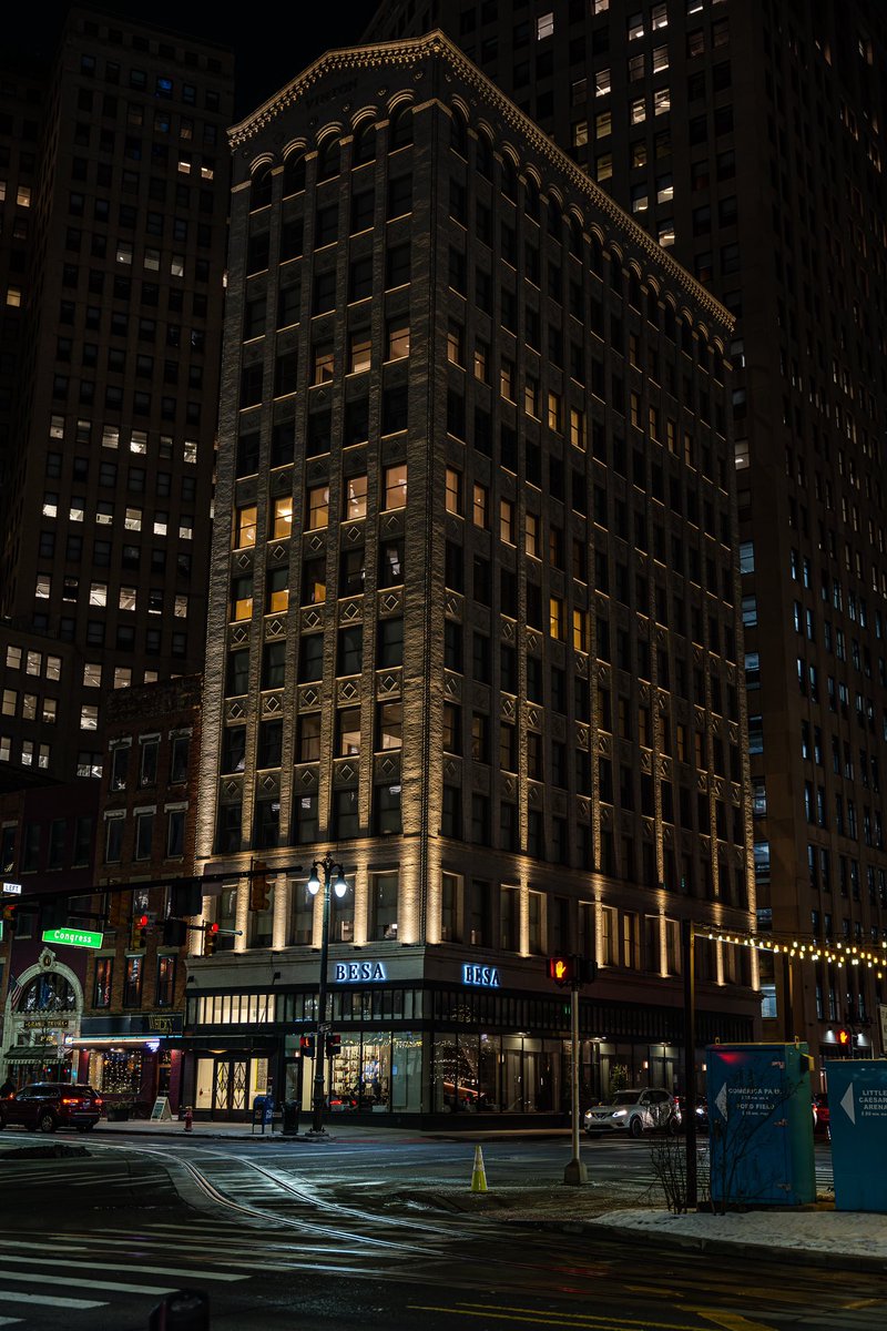 ModeDetroit's tweet image. The VINTON is a luxurious downtown Detroit building off Woodward avenue. The @BedrockDetroit property is a mixture of high end apartments above with a popular restaurant Besa on floor level.

#detroit #detroitarchitecture #architecture #vintondetroit #bedrockdetroit #besadetroit