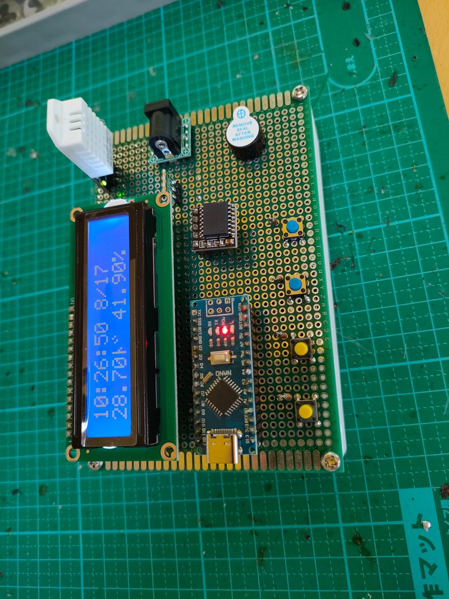 monotechlab's tweet photo. 生徒の制作内容例の紹介です。
microbitとサーボモーターを使ったロボットアームやArduinoを使った温湿度タイマーです。
電池収納部分の下部ケースはFusion360および3Dプリンターを用いて作成しています。 https://t.co/szbPpjL2dK