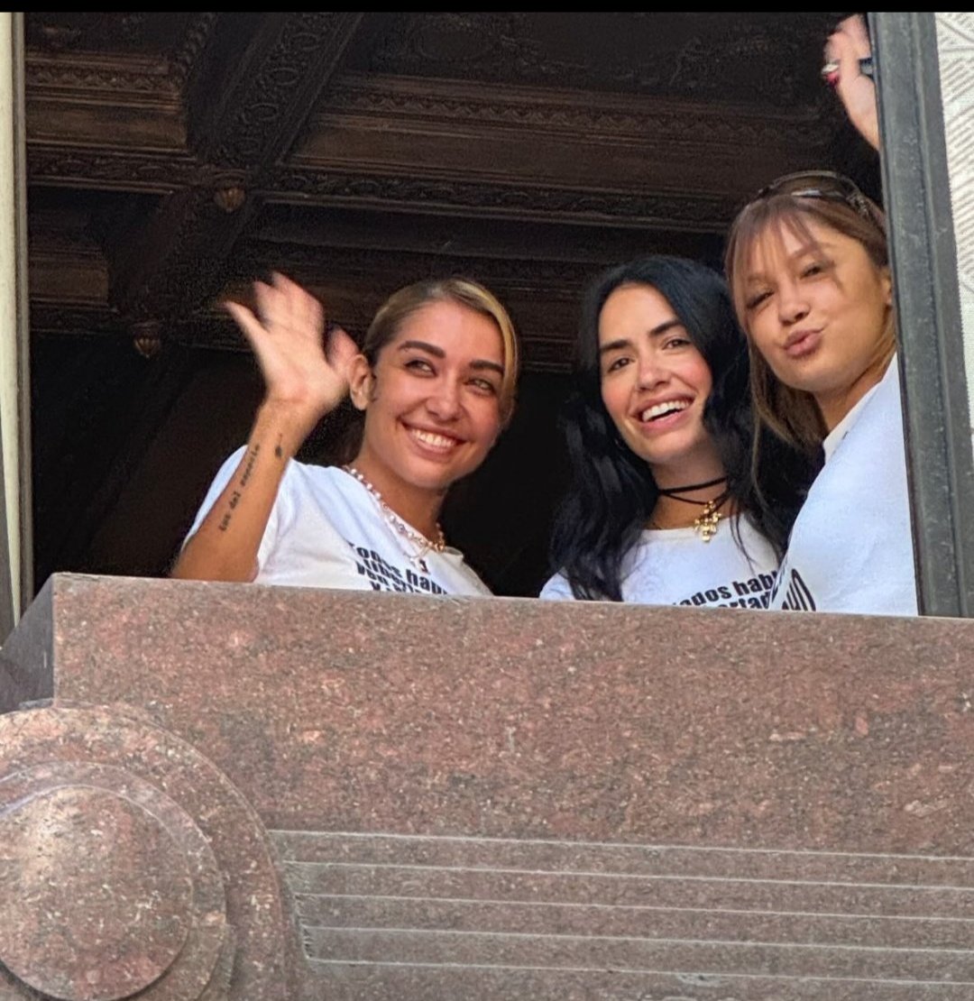 Tomasdente's tweet photo. Pidanle a estas tres PELOTUDAS que vayan a marchar por el conurbano después de las 18 hs.
A ver si siguen sonriendo así. https://t.co/aFjmUHaT3H