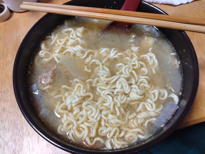 遅めのお昼🍜
ご飯が無かったので豚汁の残りに袋麺入れたのねん('ー`)b