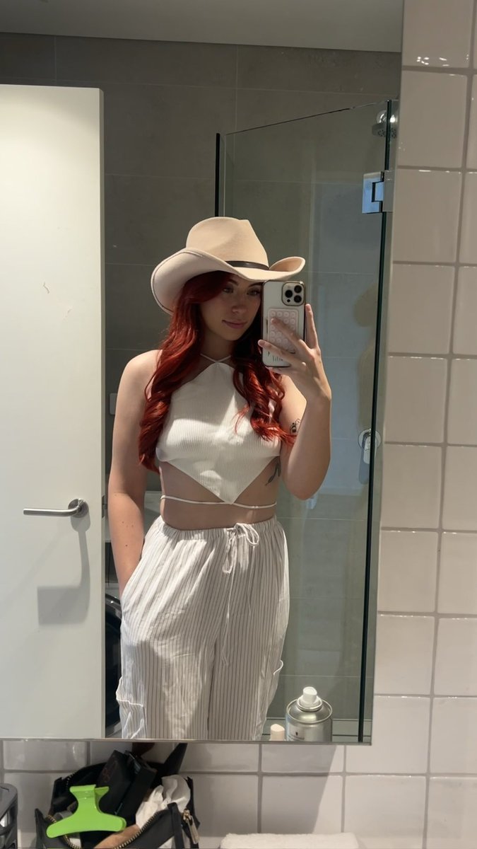 Birthday weekend &amp; bestie and I went to a concert last night 🤠💃🏻 plenty of expenses for my loser men to reimburse, how lucky you are to be mine 💅🏻 

Can you guess who we saw? 🩷
