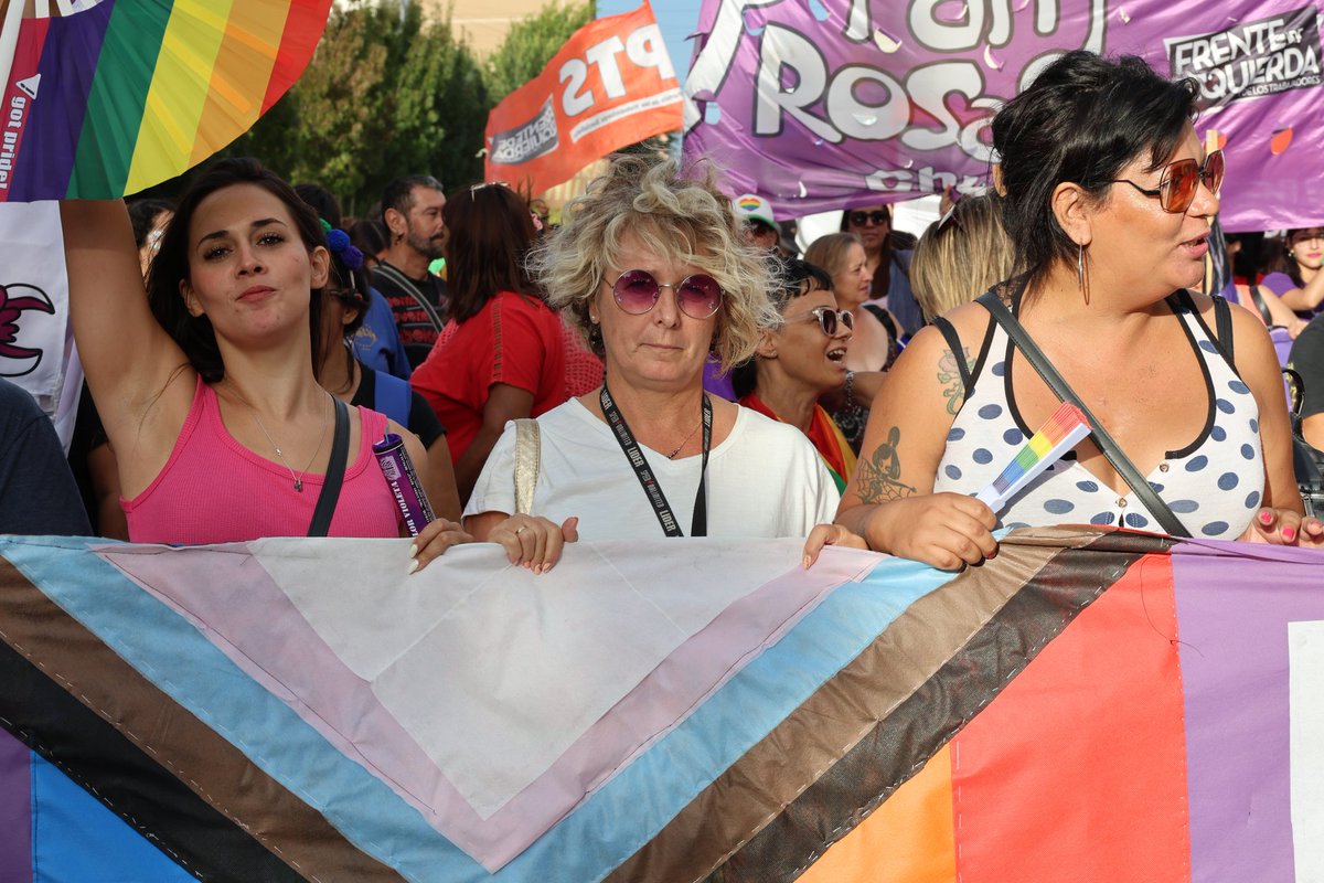 sanmatri's tweet photo. Hoy #Trelew marchó!!
La respuesta al ajuste, a la violencia verbal y economica, a la persecución política y a la represión sexual fue con todo el pueblo argentino en la calle. Cada rincón de nuestro país dijo:
BASTA MILEI!! https://t.co/4X1lEiIRcC