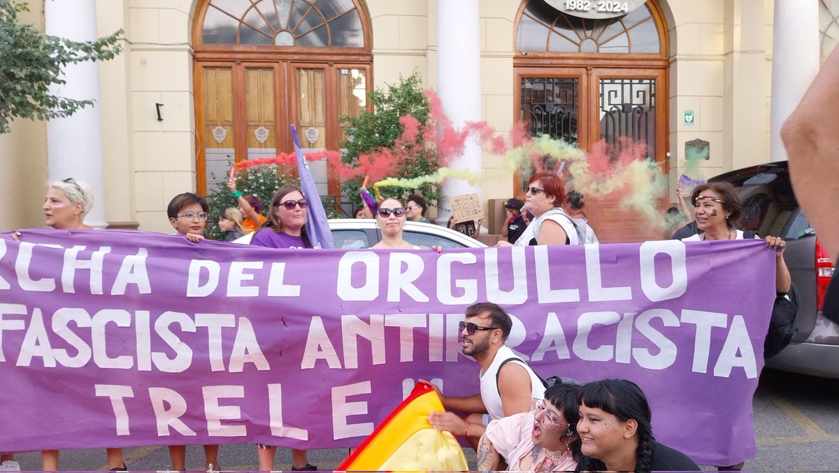 sanmatri's tweet photo. Hoy #Trelew marchó!!
La respuesta al ajuste, a la violencia verbal y economica, a la persecución política y a la represión sexual fue con todo el pueblo argentino en la calle. Cada rincón de nuestro país dijo:
BASTA MILEI!! https://t.co/4X1lEiIRcC