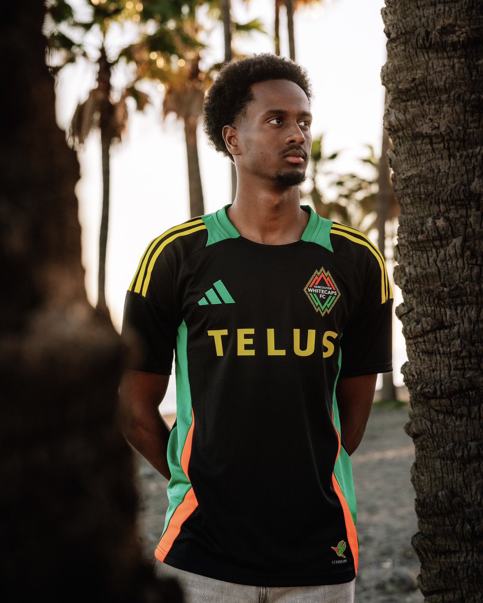 MidanAlAtqam's tweet image. ⚫️🟢🟡

فانكوفر وايتكابس يكشف عن قميصه الخاص بشهر تاريخ السود 2025، بتصميم من الفنان أنطوني جوزيف. 

القميص أسود مع لمسات خضراء وصفراء ونقوش مستوحاة من الكينتي.

⛔ خاص للمباريات التحضيرية وكأس أبطال الكونكاكاف فقط.

🚫 غير متاح للبيع.

 #WhitecapsFC #MLS