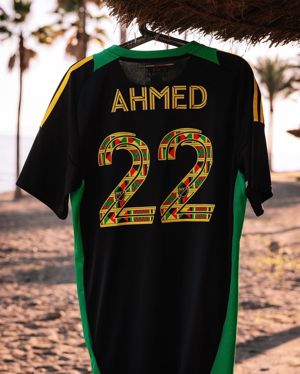 MidanAlAtqam's tweet image. ⚫️🟢🟡

فانكوفر وايتكابس يكشف عن قميصه الخاص بشهر تاريخ السود 2025، بتصميم من الفنان أنطوني جوزيف. 

القميص أسود مع لمسات خضراء وصفراء ونقوش مستوحاة من الكينتي.

⛔ خاص للمباريات التحضيرية وكأس أبطال الكونكاكاف فقط.

🚫 غير متاح للبيع.

 #WhitecapsFC #MLS