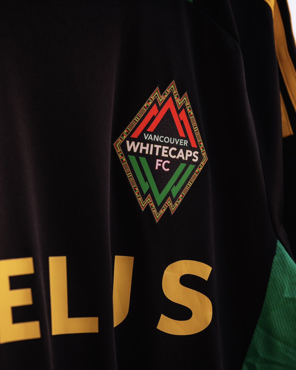 MidanAlAtqam's tweet image. ⚫️🟢🟡

فانكوفر وايتكابس يكشف عن قميصه الخاص بشهر تاريخ السود 2025، بتصميم من الفنان أنطوني جوزيف. 

القميص أسود مع لمسات خضراء وصفراء ونقوش مستوحاة من الكينتي.

⛔ خاص للمباريات التحضيرية وكأس أبطال الكونكاكاف فقط.

🚫 غير متاح للبيع.

 #WhitecapsFC #MLS