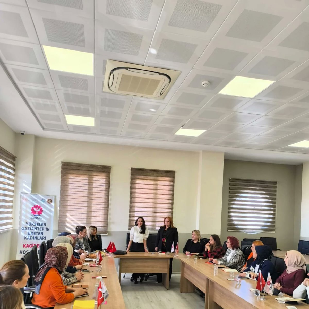 NHALPAKERSABAK's tweet photo. Girişimci kadınlarımızla çok verimli bir toplantı gerçekleştirdik. İhracatçı Kadınlar Derneği Başkanı İKADE Sevtap Küçük Hanımefendi'nin  katılımıyla, girişimci kadınlarımızın ihracat potansiyellerini belirlemek amacıyla seviye tespit workshop'u yaptık. https://t.co/tjJMrtx3XY