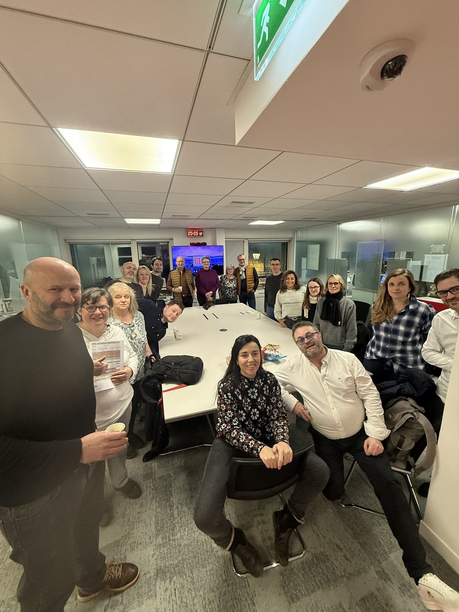 RTL Matin Weekend (@rtlmatinweekend) on Twitter photo 15 auditeurs dans les studios de Neuilly. Ils viennent de Nancy, de Brive la Gaillarde, du Loiret et même de … Neuilly ! histoire de vivre une matinale de l’intérieur !
<a href="/StphCarpentier1/">Stéphane Carpentier</a> <a href="/JsPetitdemange/">Jean-Sebastien Petitdemange</a> <a href="/DecarneAnt/">Antoine Decarne</a> <a href="/ACavaille_Roux/">Antoine Cavaillé-Roux</a> <a href="/RouxelSeb/">Sébastien Rouxel</a> 15 auditeurs dans les studios de Neuilly. Ils viennent de Nancy, de Brive la Gaillarde, du Loiret et même de … Neuilly ! histoire de vivre une matinale de l’intérieur !
<a href="/StphCarpentier1/">Stéphane Carpentier</a> <a href="/JsPetitdemange/">Jean-Sebastien Petitdemange</a> <a href="/DecarneAnt/">Antoine Decarne</a> <a href="/ACavaille_Roux/">Antoine Cavaillé-Roux</a> <a href="/RouxelSeb/">Sébastien Rouxel</a>