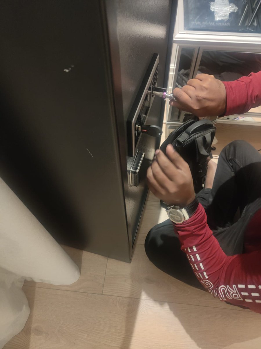 onestoplocksmit's tweet photo. Safe Box Opening in Al Khawaneej, Dubai – Expert Locksmith Services!

Locked out of your safe box in Al Khawaneej, Dubai? One Stop Locksmith &amp; Key Cutting provides professional and secure safe opening services with precision and care.

📞055-830-2083
🌐https://t.co/HXd4hdcI37 https://t.co/Iy44ZZuzha