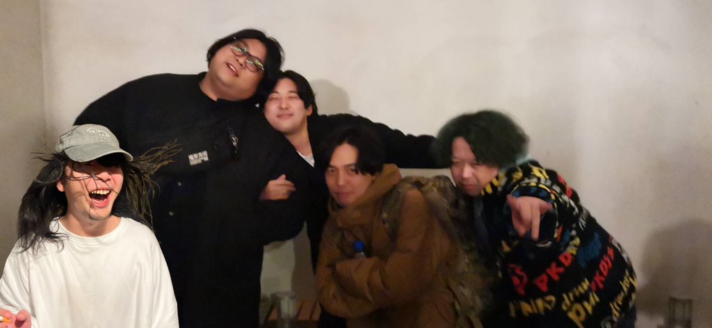 【嬉しいお知らせ】
昨日は #夜猿 ありがとうございました！

2017年の2月に夜猿を初開催して約8年。
長らくレギュラー4人で頑張ってきましたがこの度、(W)ata <a href="/watamosha/">(W)ata</a> が新たにレギュラーDJとして加入しました！

さらにバイヴスに磨きをかけ、5人で良いパーティーを作れるよう精進します🔥