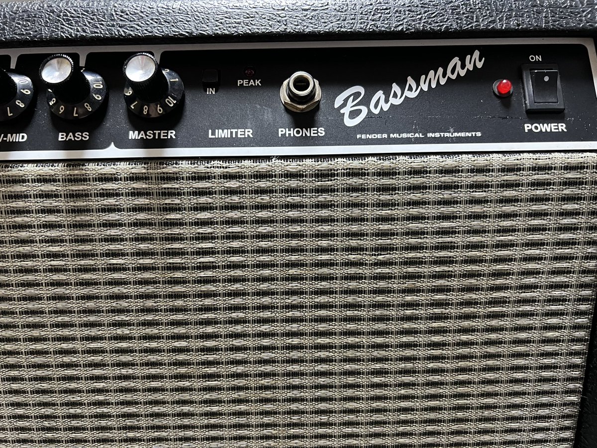 Kiechan_331's tweet photo. 🔊『フェンダー・ジャパンBM-40CE BASSMAN』✨

🔈スピーカーは「セレッション」を２発。

定格出力40W、最大出力80W❗️

でけぇ😵💦

#FENDERJAPAN
#BASSMAN
#BassAmps
#神田商会
#ハードオフファミリー https://t.co/nn08FmgQIm