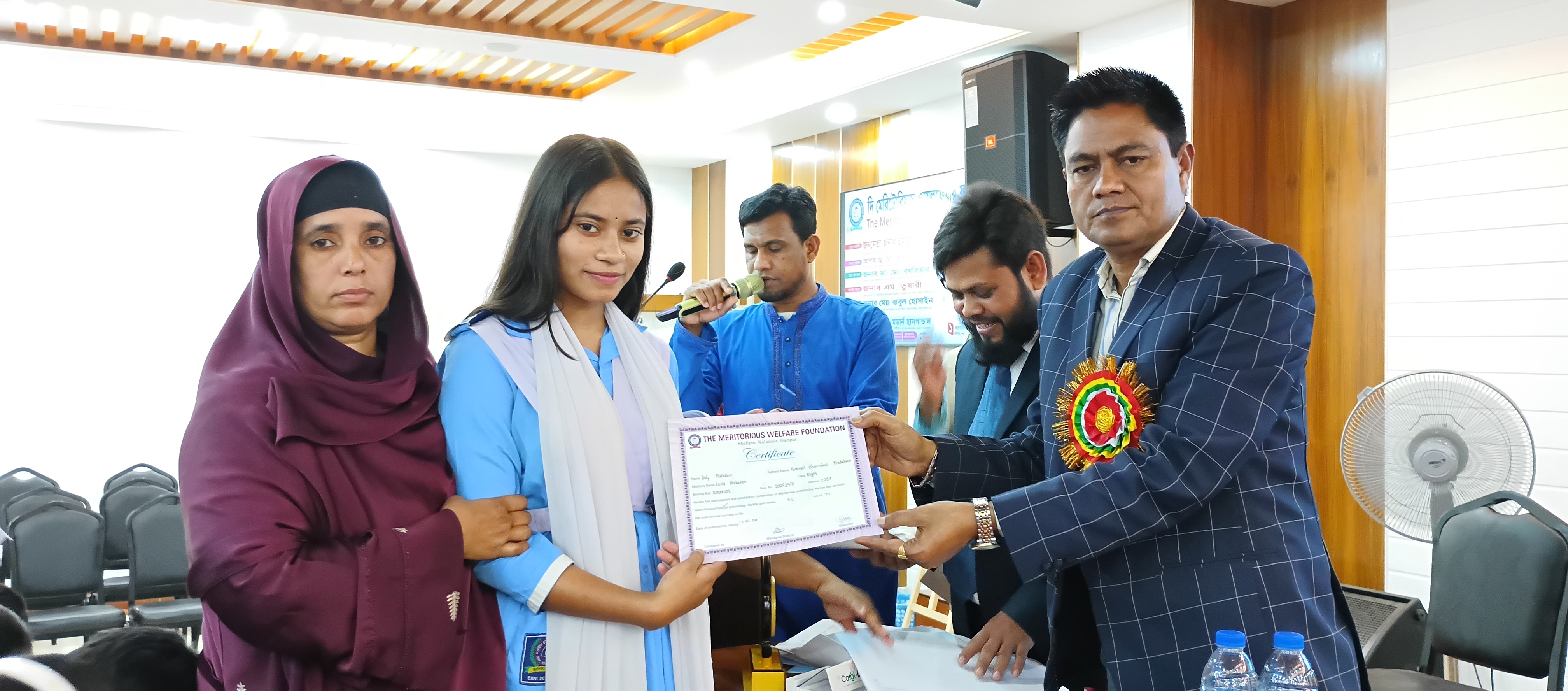 কালিয়াকৈরে কৃতি শিক্ষার্থীদের বৃত্তি ও সনদ প্রদান