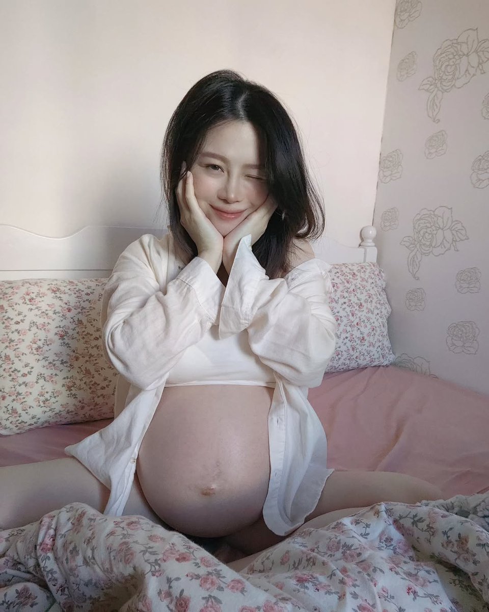 年初五就快开工了，假期的最后一天就交给你了精脸骚货，发现台湾的女人不管怀不怀孕都非常的骚