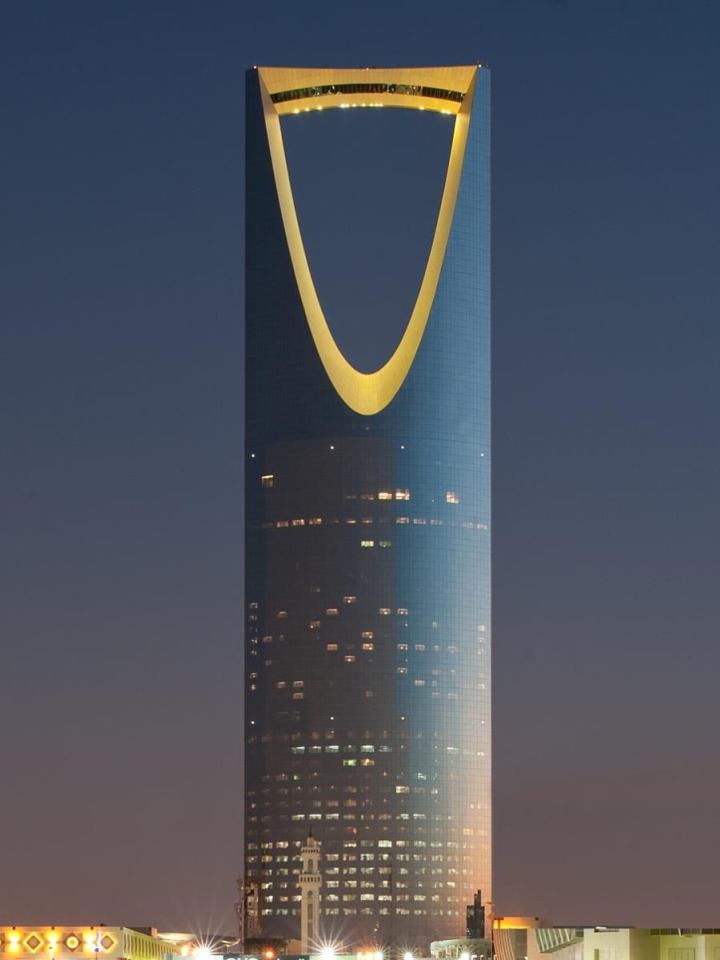 MiniaturezWorld's tweet photo. 「キングダムセンター」（Kingdom Centre）
サウジアラビアのリアドに建つ超高層ホテルです
上海ヒルズの兄弟のようなデザインです
最上部には「スカイブリッジ」と呼ばれる、左右のビルの先端から橋のように渡された展望エリア (上海ヒルズと同じ形式)があります
#タワーの置物 
#ミニチュア 
#お土産 https://t.co/nPbRosxK1r