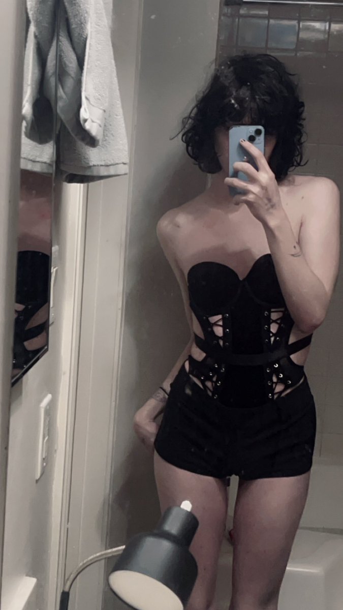livyauwu's tweet photo. Son: Mom can we pick up a woman
Mom: “we have a woman at home”
The woman at home: 

#mtf #goth #trans #transgoth #lgbt https://t.co/i7gr6AjwZ2