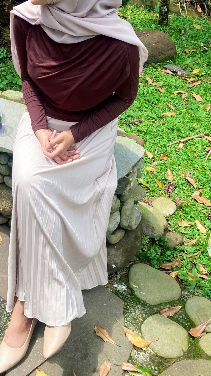 silvichynd's tweet photo. shirt : bahan adem lembut dan nyaman di pakai , simple dan elegan katna ada bagian depan yang menutupi dada https://t.co/98VdR6OknN (brown)

rok : plisket rapi bikin kelihatan tinggi, flowly bangett https://t.co/BRHi6OOZKV (almond) https://t.co/QD2uiKWvlM