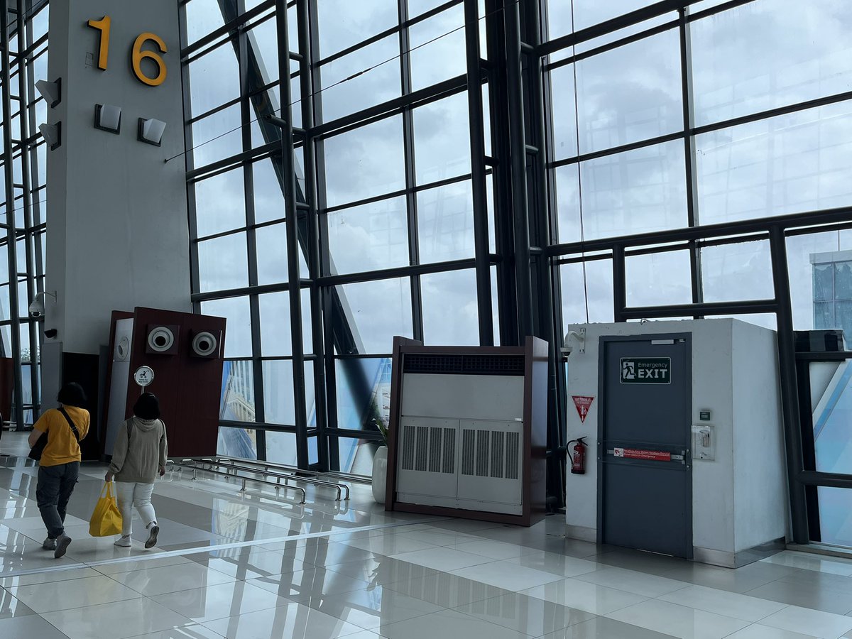 Belum pernah berhenti 'mengagumi' ketololan design bandara ini.