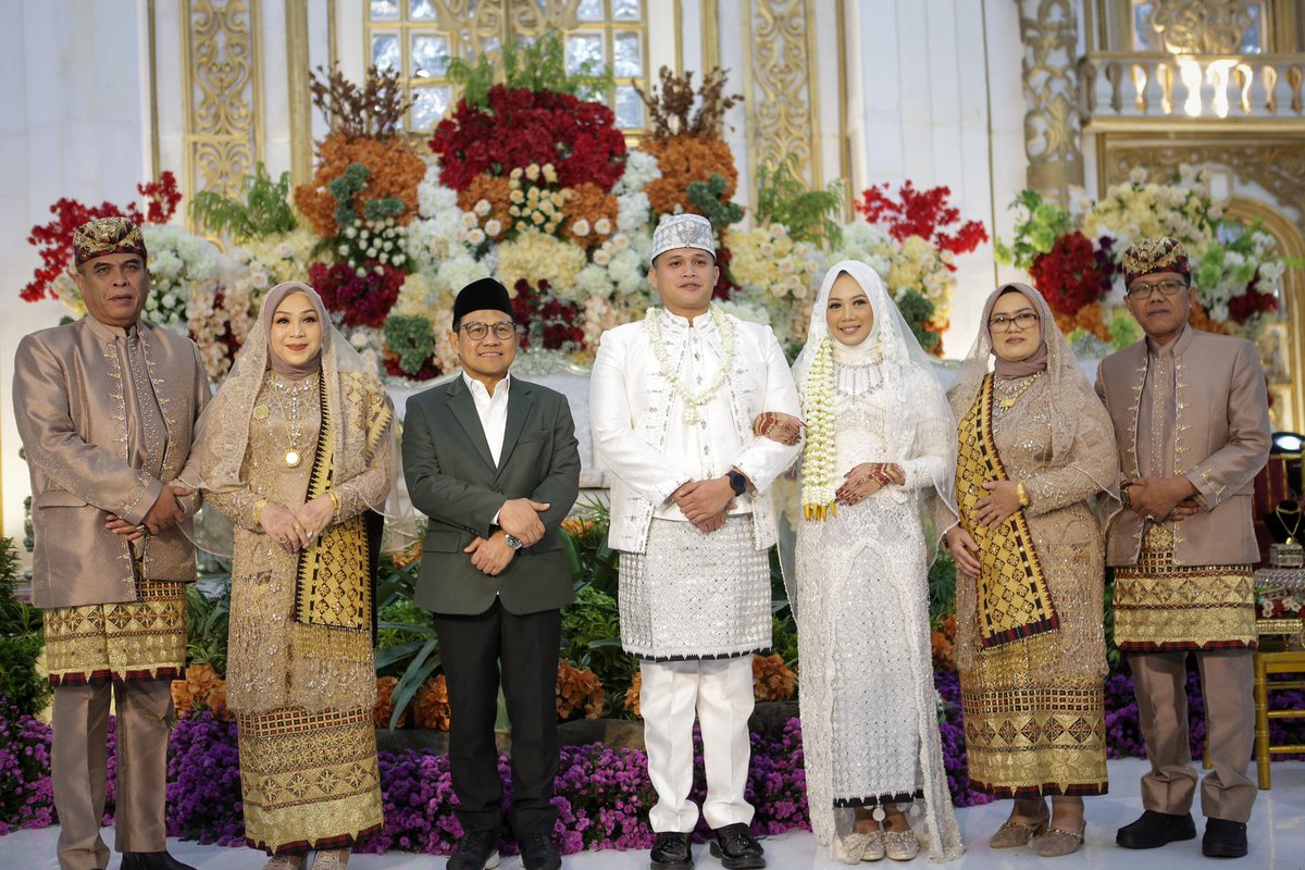 Hari ini pagi-pagi sudah jalan ke Lampung, sahabat saya Syuhairy Nasution Mantu anaknya Abdillah Faqih Nasution (Polisi)  dengan Frissilia Gusvina Risda (Jaksa)
Semoga keluarga baru ini sakinah mawaddah wa rahmah