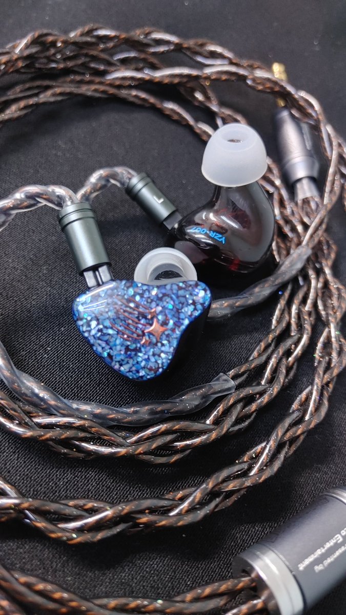 bancho_hiyoko's tweet image. Starry Audio Yozora

2DD＋6BA（中域4BA、高域2BA）
くっきりはっきり明瞭系で同社Yoruの正統後継機とも言える一品

傾向としては洗練されたドンシャリ
輪郭出ていて量感もある低音と、細かく煌びやかで広目の音場にスッととけて消える高音のコンビネーションが心地良い

つづく