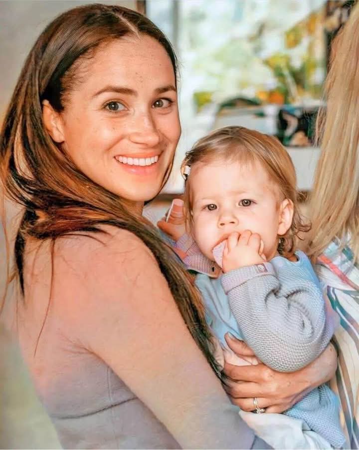 engraziz's tweet photo. Meghan Markle and daughter 💛🥰
.
.
. https://t.co/yilnNnpIQ9