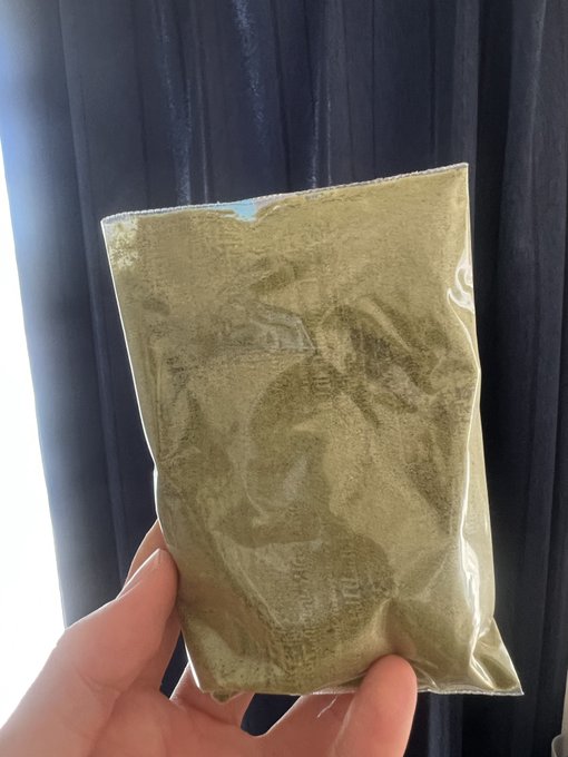 今年のハセツネではお茶のもとを持参。

一度水またはポカリ補充が可能な月夜見(42km)で緑茶にしよかと思い、おーいお茶の濃茶の粉末買ってきてもらった！

よく麦茶使ってたんだけど、今年は何故か濃い緑茶にハマってる。

カフェイン入ってるし少し苦いのでリフレッシュするしなんか気に入ってる。