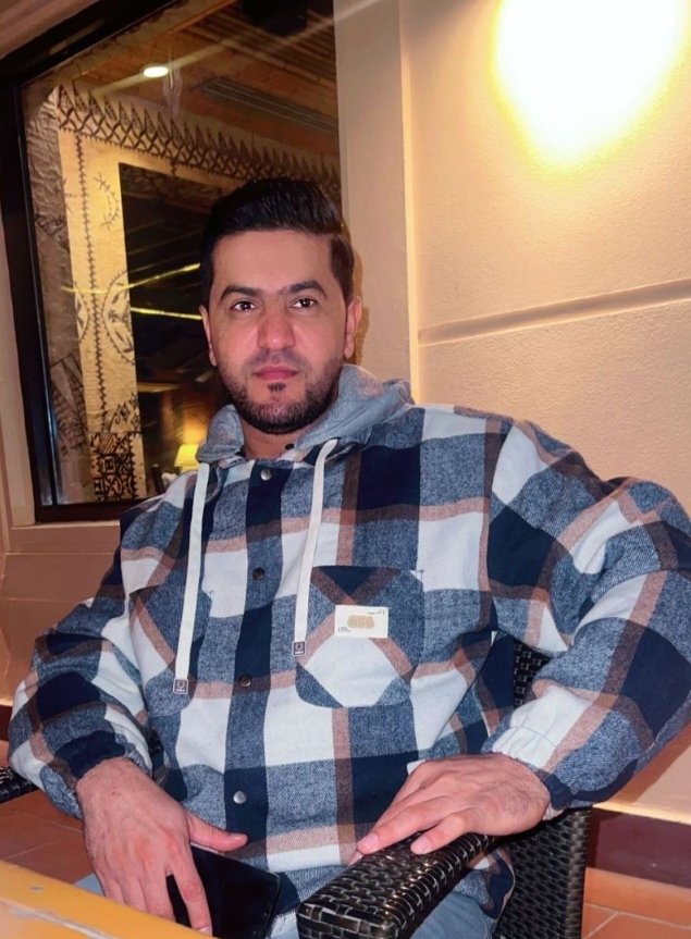 حطت شفايفها على زجاجة التوت 
وألفت على قلبي بضحك الشفايف

كن الخدود ألماس والعين ياقوت 
ما كنها الا #طفل في الصدر خايف

ضمت جدايلها على ملمس الكوت 
تذوب منها.. #الفاتــنات_النحايف

أهديتها عمري على : ظهر ياقـوت 
جميـــــل ومعــطر بورد اللفااايف

لا تسألو عني ترى العقل ملفوت
متعطش