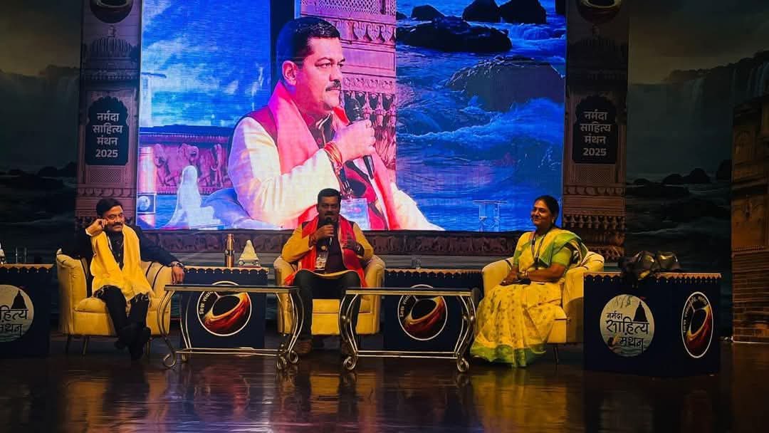 नर्मदा साहित्य मंथन के में पत्रकारिता के भारतीय तत्व विषय पर समूह चर्चा में श्री जयदीप कर्णिक, श्री अमिताभ अग्निहोत्री और श्रीमती सोनाली नरगुंडे।
#नर्मदासाहित्यमंथन #अहिल्यापर्व #NSM2025 #vskmalwa