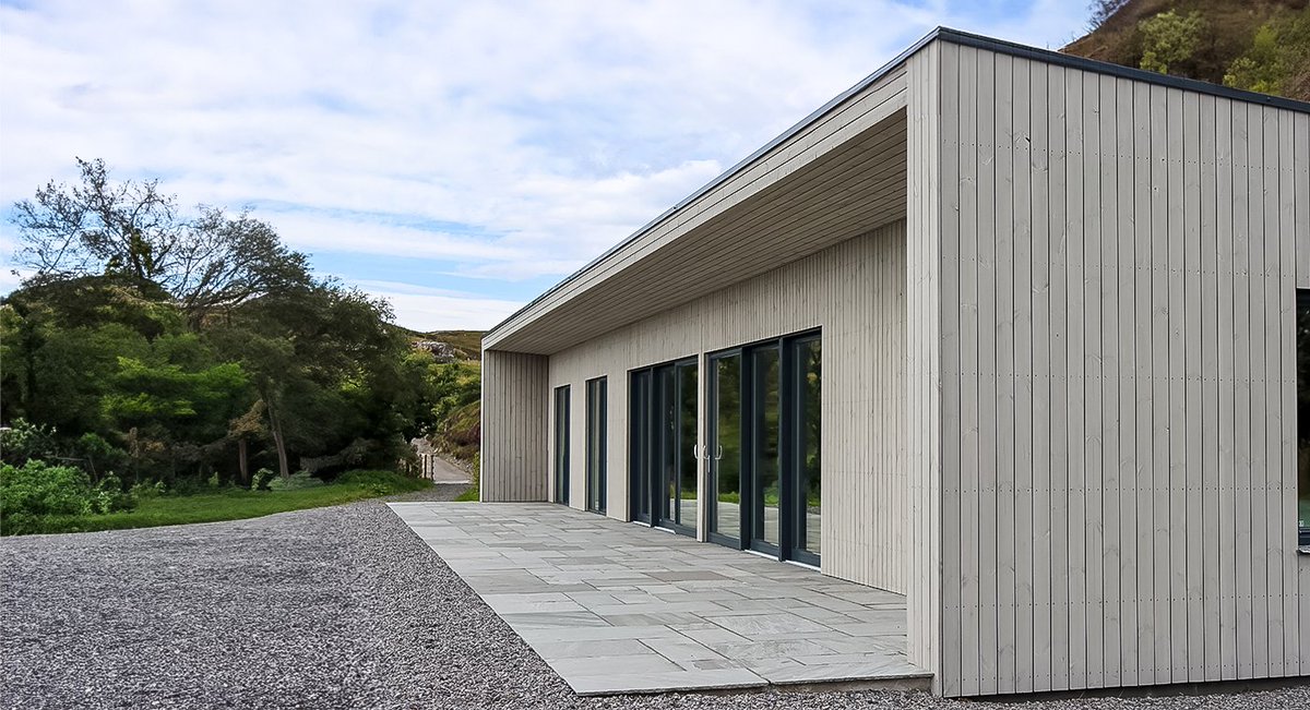 jmlsips's tweet image. This Joro 3 is nestled in a stunning spot in North West Scotland. Our clients chose this JML Standard Design so they could enjoy the panoramic views of the rugged coastline from every room. #JoroHouse #ScourieLiving #SpectacularViews #ModernHomes #CoastalLiving #DreamHome