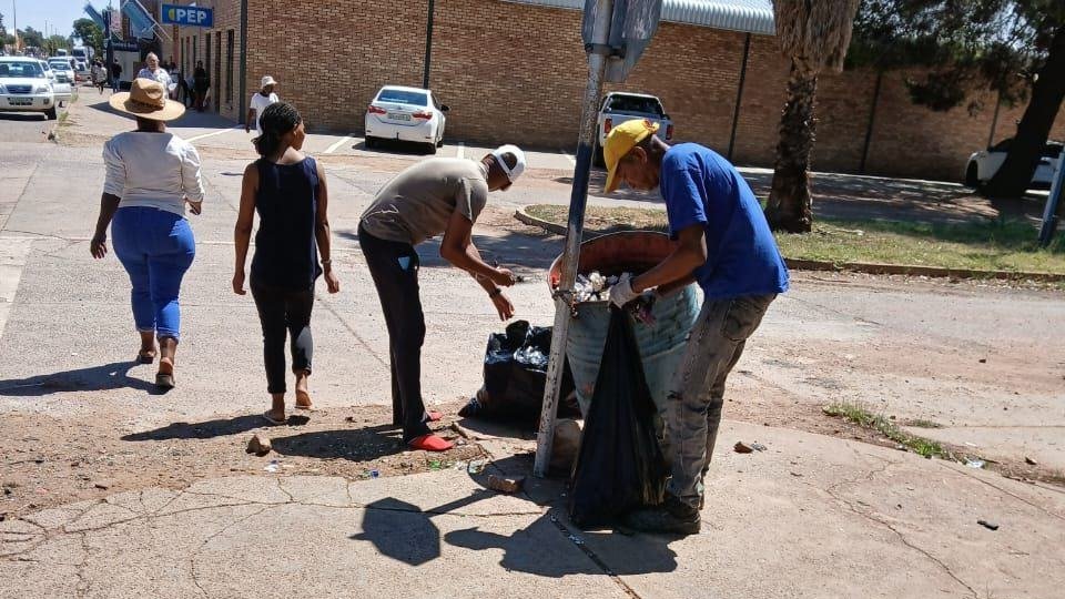 DA_NCape's tweet photo. 🧹Clean towns promote an improved sense of physical and mental health, while also encouraging tourism.

Cllrs Abraham Eilerd, Neville Koikoi and Anna Morwe led a clean-up in #Gamagara, Ward 3.

#DAatWork https://t.co/OCqqeW0x3n