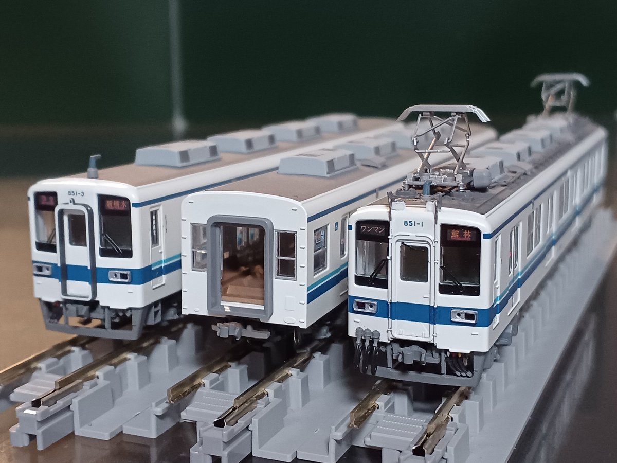 bean_8104's tweet photo. KATOの東武8000系東上線から800・850型を作製しました。
落成直後の05年～06年ダイヤ改正まで浅草口にて3+3の6両で暫定運用されていた頃を再現。
屋根床下の塗装、ワンマン対応工事、851-1号車のパンタ周りの精密化と0.5M動力化に加え、今回は屋根上のパイピングに初挑戦しました。
詳細は→ https://t.co/ZyLWZpCUkg