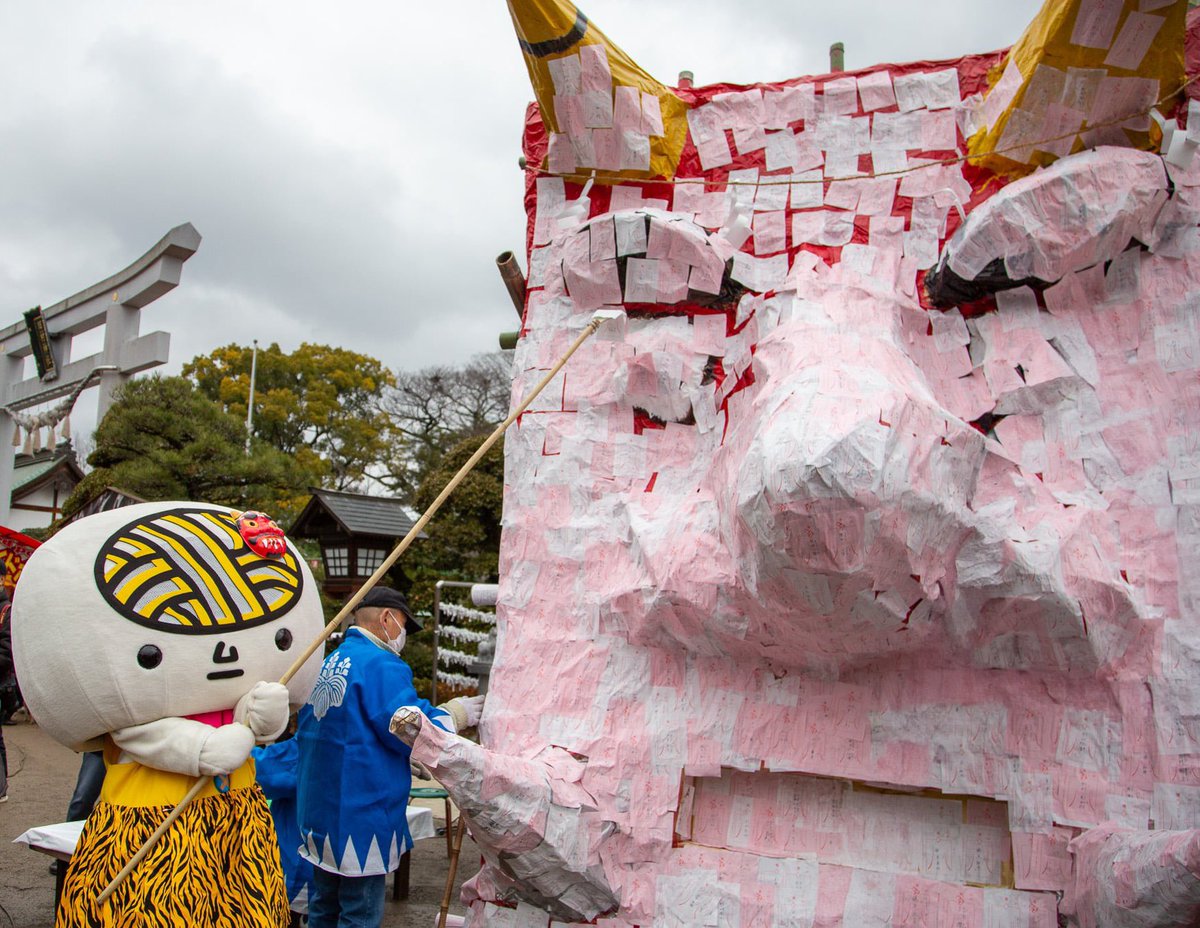 udonnoww's tweet photo. ＃田村神社節分祭
世界中のお友達が、笑顔になりますように〜♨️

うどん脳ツルちゃんの秘密アイテム★シャクで、落花生投げたけど、麺どかった〜！

mimikaおねーちゃんと、高畑結希おねーちゃんと、豆まき福まき、うどどど〜ん♨️

★超節分祭★ https://t.co/eCsdZlakOB