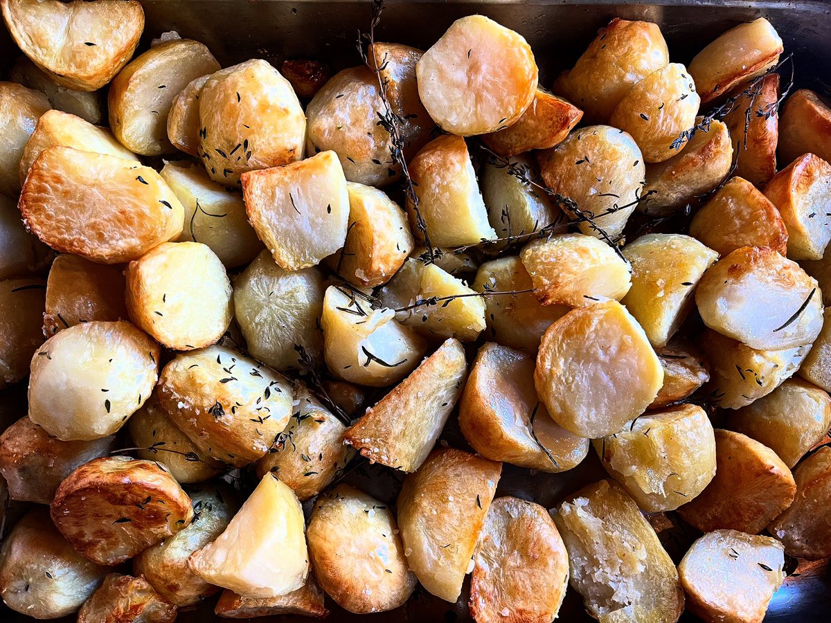 The staple of every Sunday dinner…. The humble roast potato. Crisp on the outside, light and fluffy on the inside. Trust us, they are delicious! 🤤 #sunday #potato #sundayfunday #roast @youngspubs