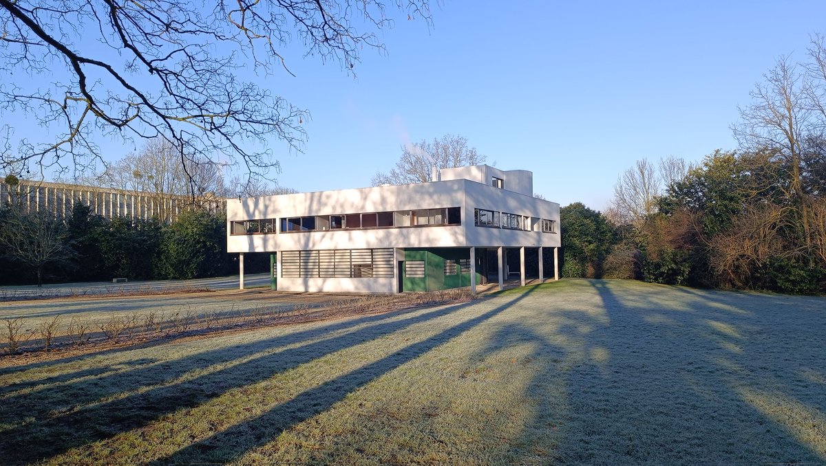 Édifiée à Poissy (78) de 1928 à 1931 par l'architecte Le Corbusier, la Villa de Pierre et Eugénie Savoye, baptisée « Les Heures claires » par ses propriétaires et qualifiée de « machine à habiter » par son architecte, achève la période dite des « villas blanches » de celui-ci.