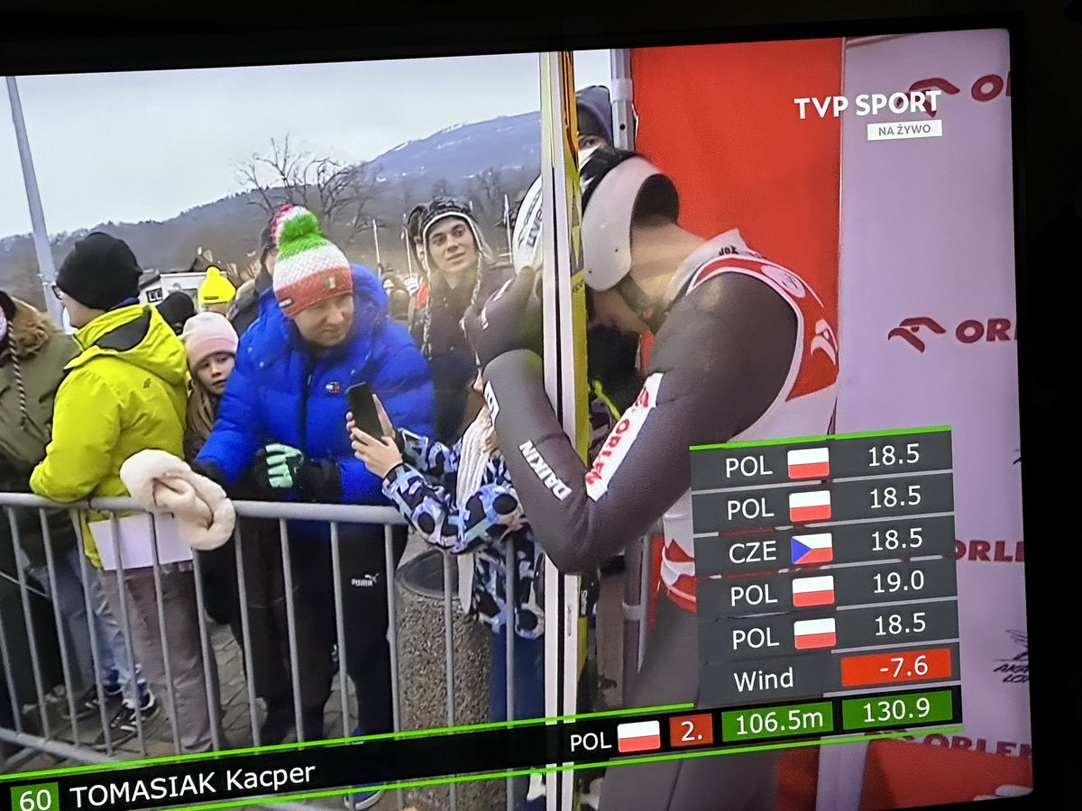 Nikocws1's tweet photo. PIĘKNY SKOK KACPRA TOMASIAKA PODCZAS FIS CUP W SZCZYRKU ❄️🏆
#skijumpingfamily #FisCup #skokinarciarskie #skijumping https://t.co/61eZYeouuJ