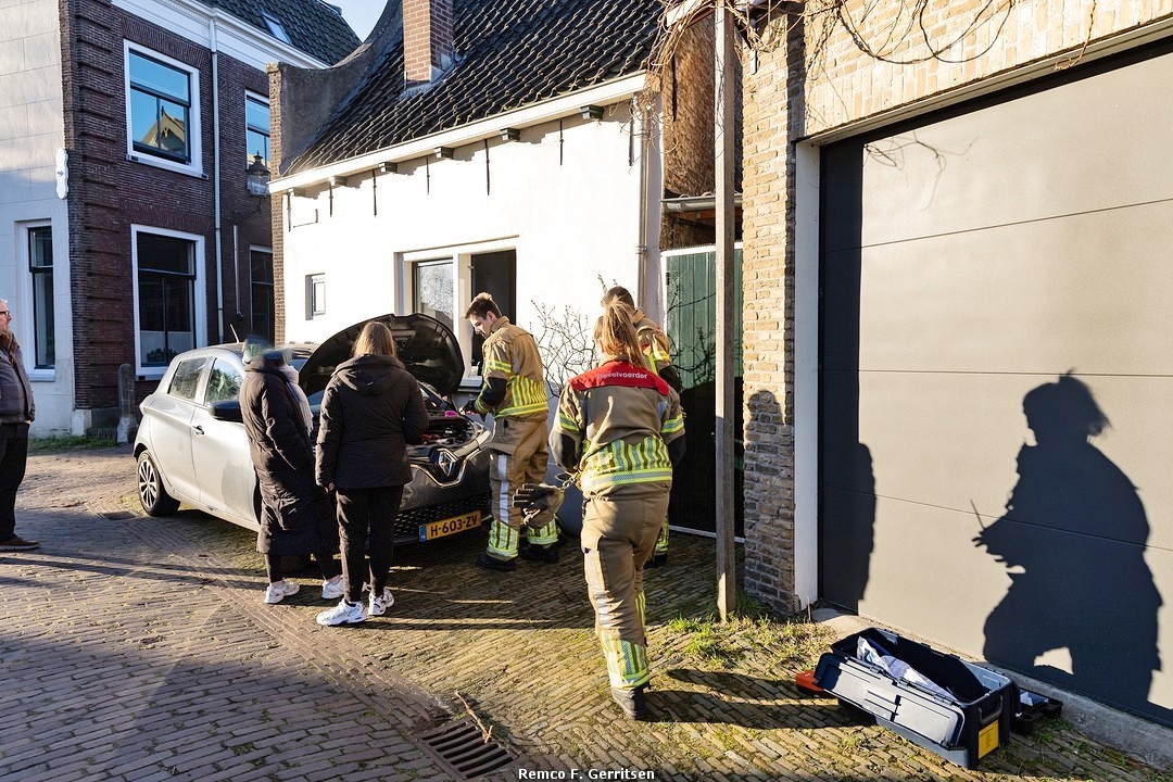 Kat vast onder motorkap in Haastrecht