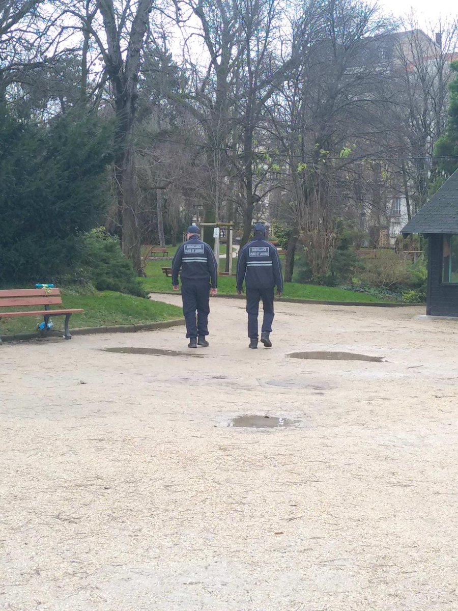 patricepinard's tweet photo. Depuis le 1er janvier, une brigade de surveillance des parcs et jardins #BSPJ est déployée 7j/7 dans les principaux parcs de #clichy #policemunicipale
La sécurité est la première des libertés 👮‍♂️👮🏻‍♀️👮🏽
Bon dimanche sous le soleil 🌞 https://t.co/gPfmJwwZ29