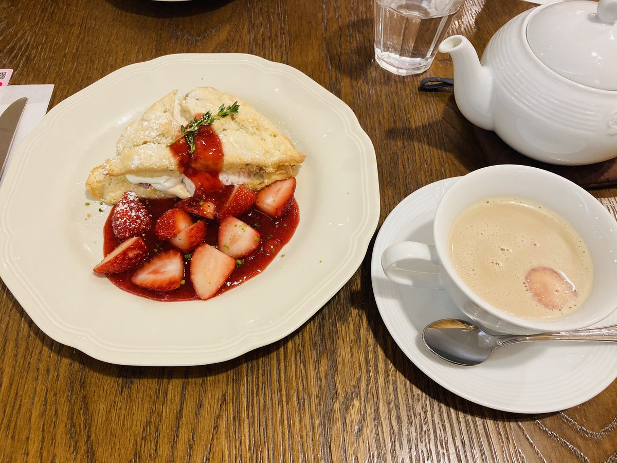Strawberries are still the best, this was a weekday off a while ago :)🍓🍓

#アフタヌーンティーでいちご2025