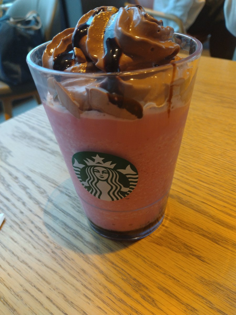 clanam07's tweet photo. ベリーの酸味とザクザクチョコ美味しかった！けど写真ヘタすぎ… https://t.co/y6s90AvmdQ