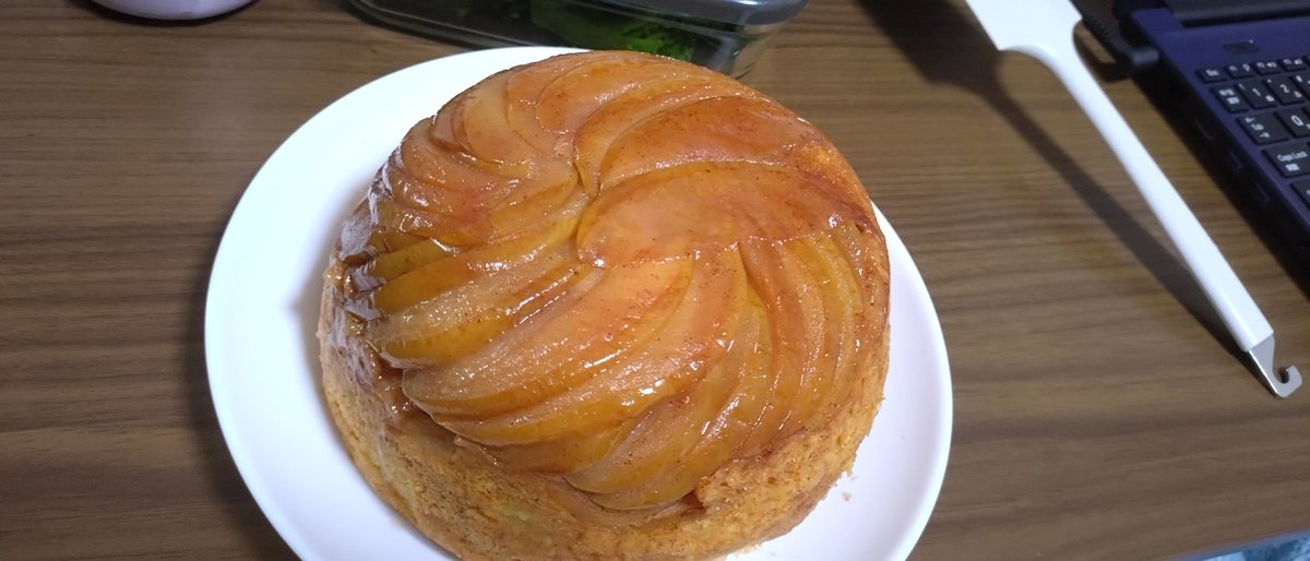 おっしゃ！
試験合格祝いのアップルケーキ完成したぞ〜✨
作ってる最中、「ほんとにこれで合ってる！？」って叫びまくってたけど思ってたより上手く焼けた😊

喜んで貰えるといいなぁ😖