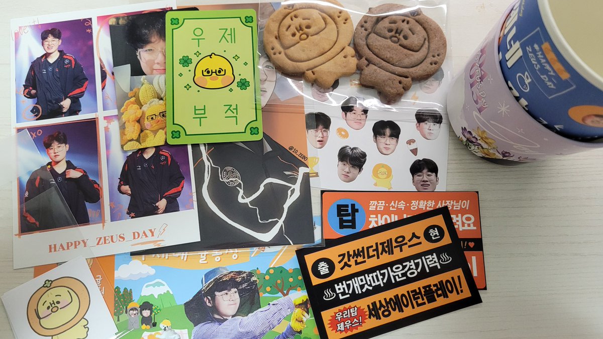 cosmololzeus's tweet photo. 생일카페 이름부터 너무 귀여워서 꼭 가보고 싶었는데!! 입구부터 보이는 귀여운 현수막과 안에 들어가면 우제 영상이 나오고, 사방이 우제 사진으로 가득해서 너무 행복했어요🥰 특히 생일축하 공간이 하나하나 세심하게 준비된 게 느껴져서 주최진분들 정성에 감동🧡
#우제네_귤농장
#HAPPY_ZEUS_DAY https://t.co/f5Zjtt7OSD